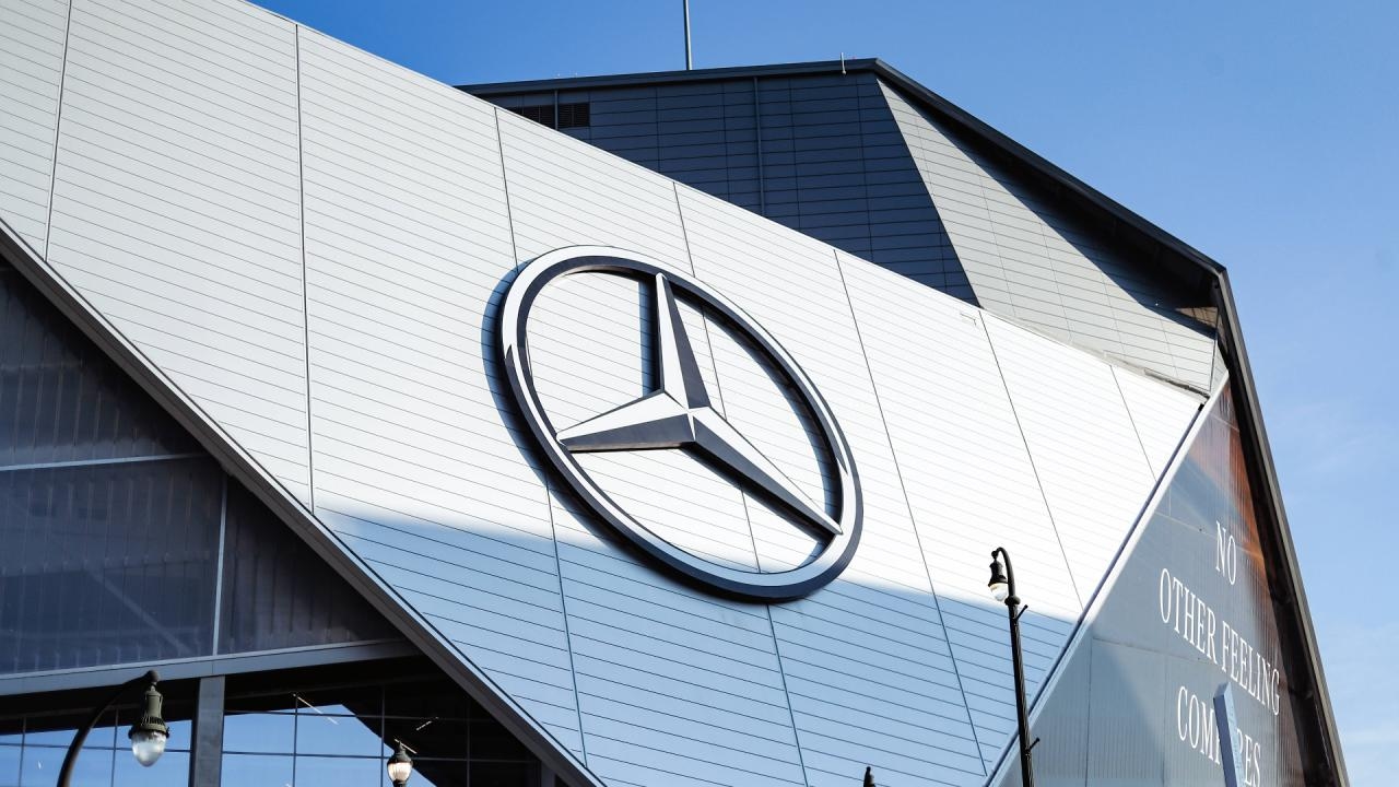 In transition: Mercedes starts selling car dealerships - First branch goes to Sterne Group!
