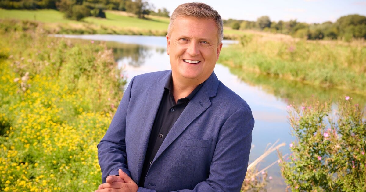 Icónico británico con 40 álbumes que vendieron más de 10 millones de copias, al que puedes contratar para bodas y funerales.