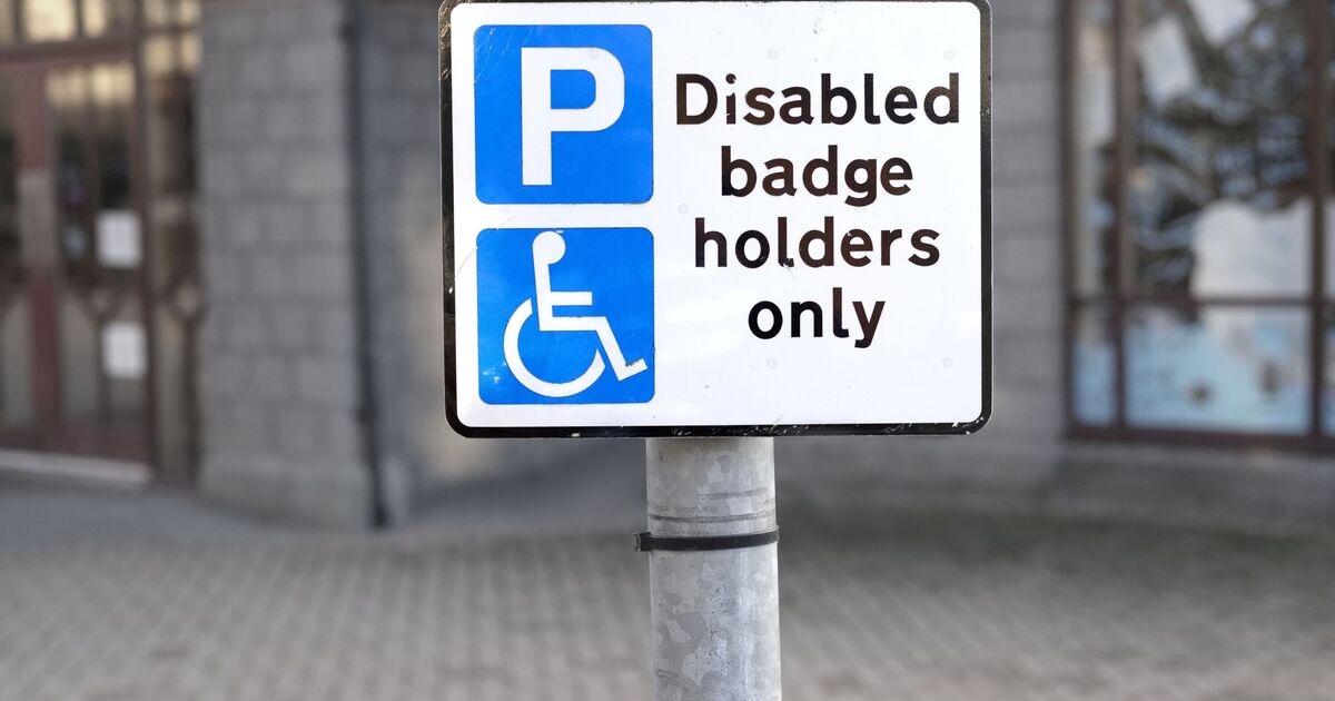 Tausende Inhaber eines blauen Parkausweises könnten eine kostenlose Reiseförderung erhalten.