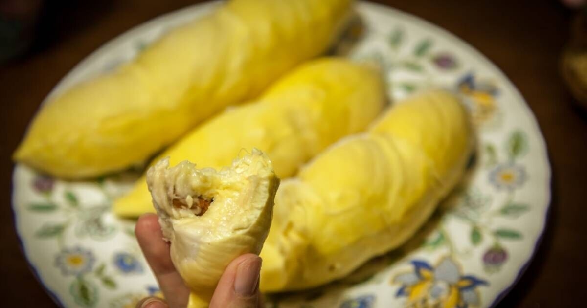 Çin'e gittim ve dünyanın en kötü kokulu meyvesi de dahil olmak üzere en garip 3 yemeği denedim
