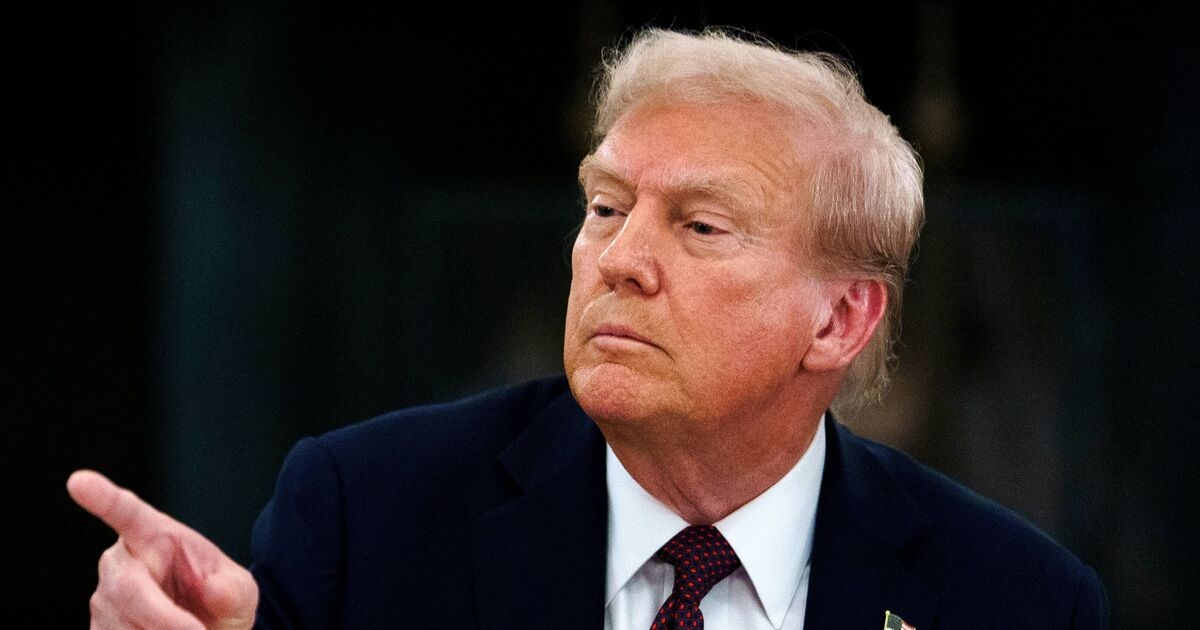 «Синяк» на руке Трампа может указывать на серьёзное состояние — признаки, на которые стоит обратить внимание