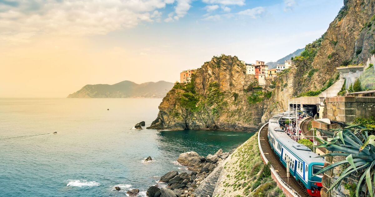 El increíble nuevo tren que une 2 hermosos países europeos y 14 pueblos costeros