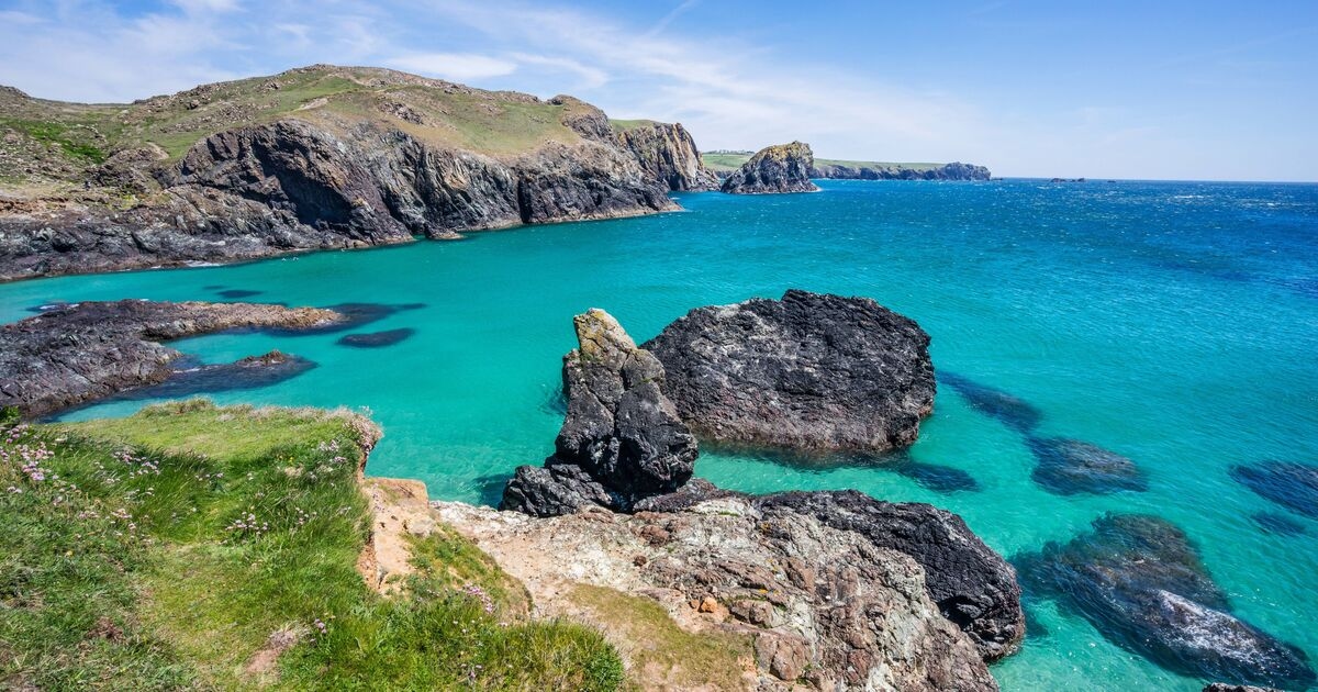Großbritanniens atemberaubendster Strand mit einzigartigen Felsformationen und grünem Wasser