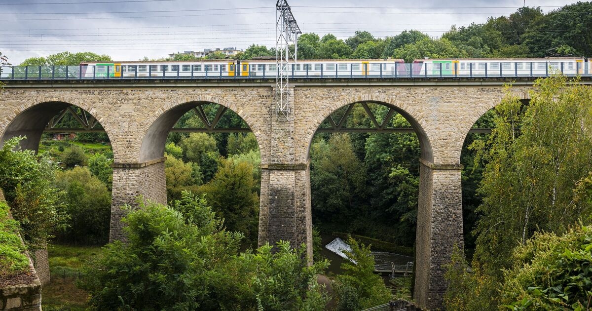 Wunderschöne dreistündige Zugfahrt zwischen zwei europäischen Hauptstädten voller herbstlicher Farben.