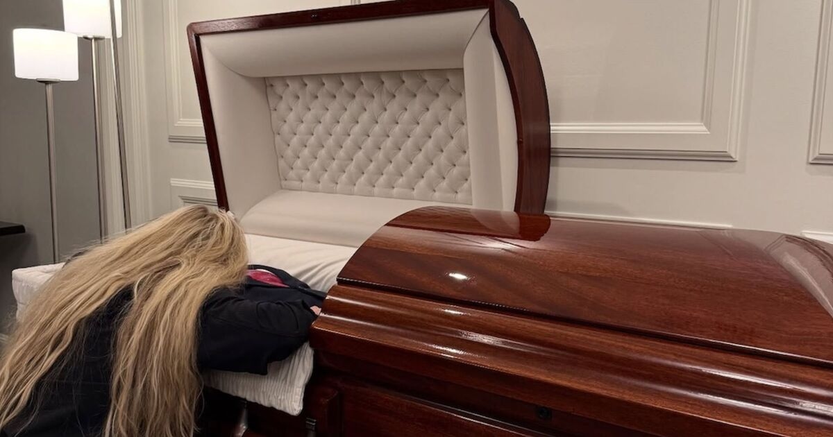 La esposa de Charlie Kirk, Erika, comparte el desgarrador momento en que se desploma junto a su ataúd.