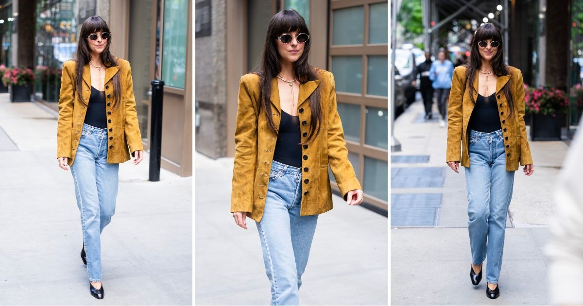 El último look chic informal de Dakota Johnson es una prueba de que las chaquetas de gamuza también son para el verano.