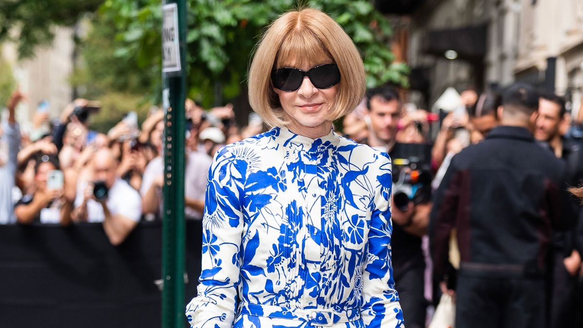 En lugar de abrigos negros y grises, prueba esta tendencia de color aprobada por Anna Wintour