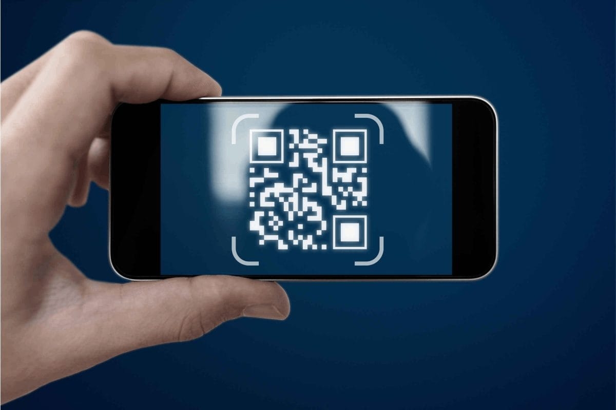 Halka açık yerlerde QR kodlarını tararken kendinizi dolandırıcılıklardan nasıl korursunuz?