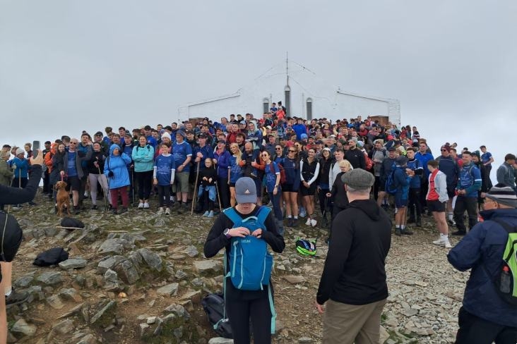 Croagh Patrick Zirvesi Genç Mayo adamına Anıtsal 5 Zirve 5 Günlük Saygı Duruşunun Sonucu