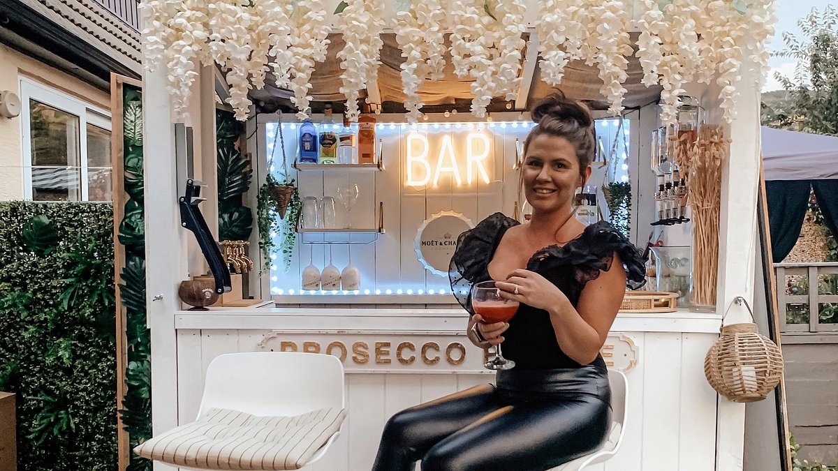 Construimos un bar en nuestro jardín: nos ahorra £6.000 al año en salidas nocturnas.