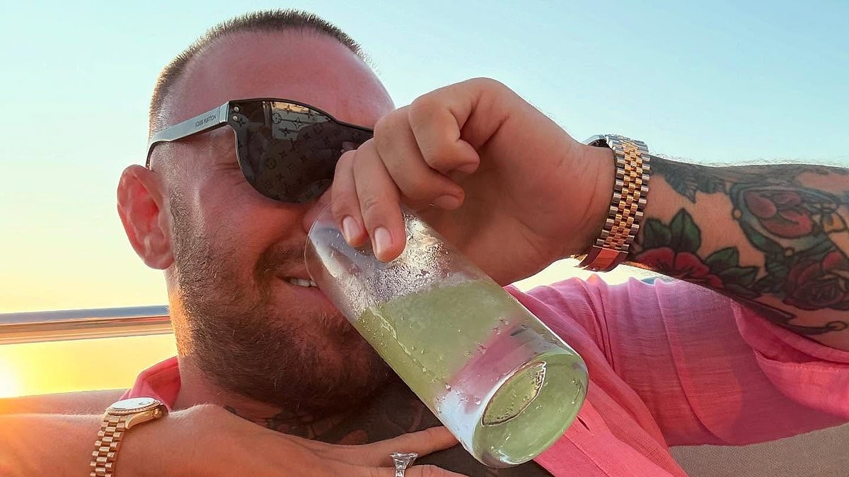 Conor McGregors Verlobte Dee Devlin kann im Yachturlaub nicht die Finger von ihm lassen, während er inmitten mehrerer „Betrugsskandale“ mit dem Durchsickern seiner „Nacktfotos“ prahlt
