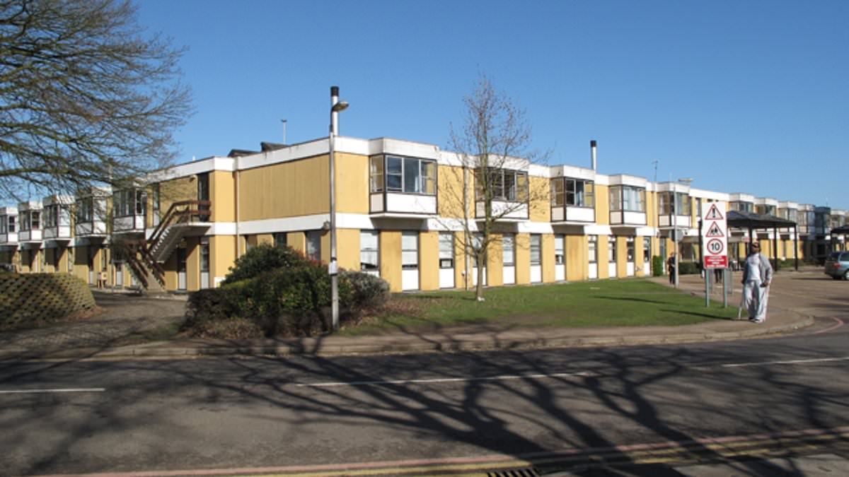 Dentro del "peor hospital" de Inglaterra, donde "todo se agrieta" y los "techos con trampas mortales" dejan a los pacientes con miedo.