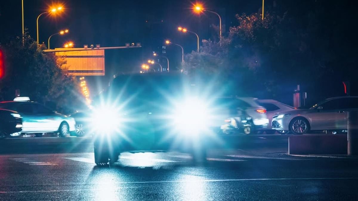 Kör edici ışıklar: Sürücülerin beşte dördü farların gözlerini kamaştırmasından endişe ediyor