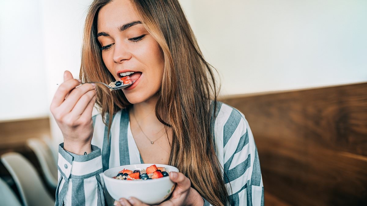 Dietitian reveals the exact time to eat breakfast in order to lower your cholesterol