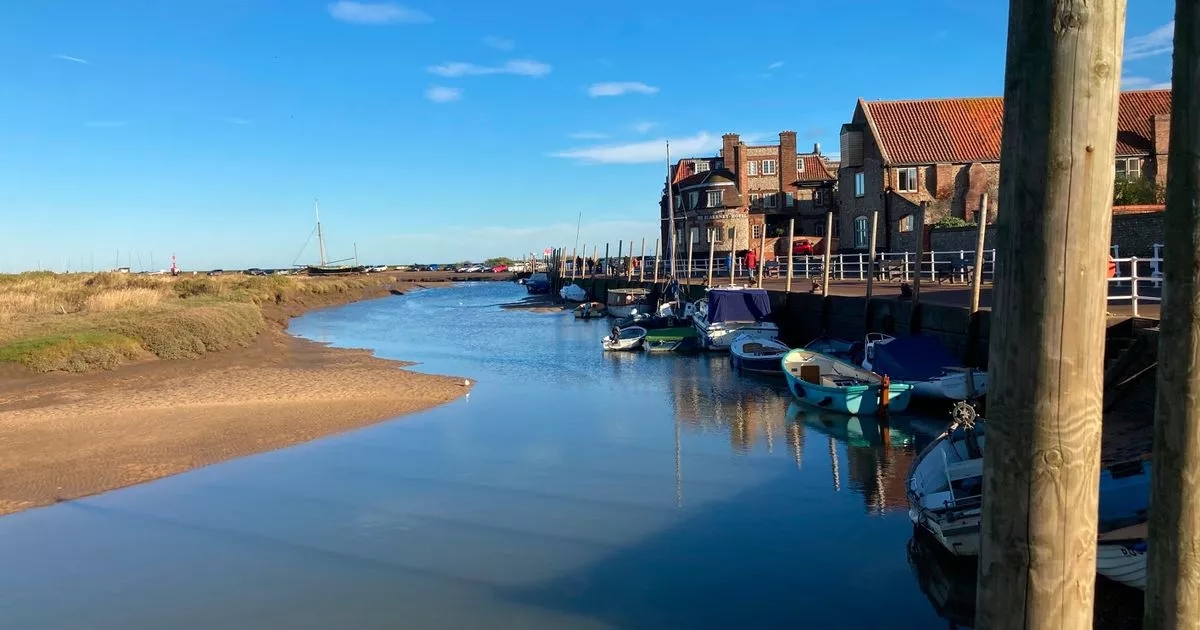 Charmantes britisches Küstendorf mit hübschen Cottages, das zu einem der schönsten in England gekürt wurde