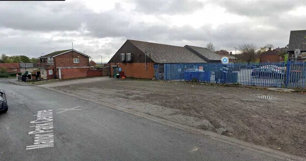 Sheffield endüstriyel yangını: Ekipler büyük yangınla mücadele ederken sakinlere pencere ve kapıları kapalı tutmaları konusunda uyarıda bulunuldu