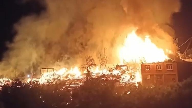 Dos casas y diez pajares fueron incendiados en Bolu, matando a numerosas ovejas y ganado.