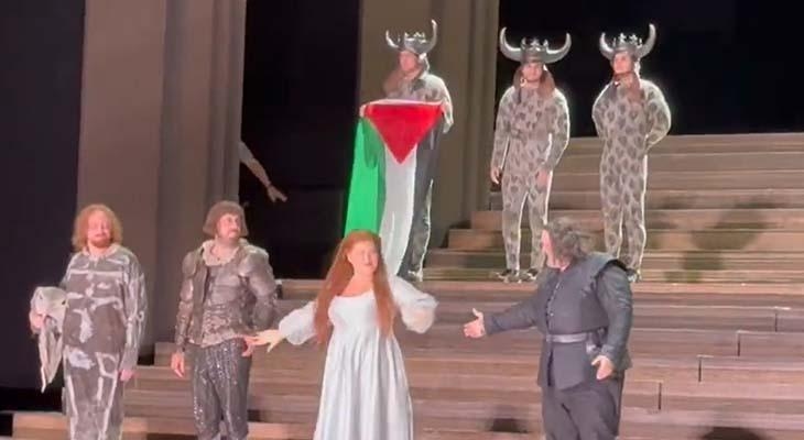 PALESTINE PROTEST AT THE ROYAL OPERA: HE TOOK THE STAGE WITH A FLAG!