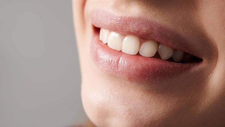 Sağlıklı gülüşlerin 8 sırrı! Aç karnına 15 dakika ağızda çalkalamak gerekiyor