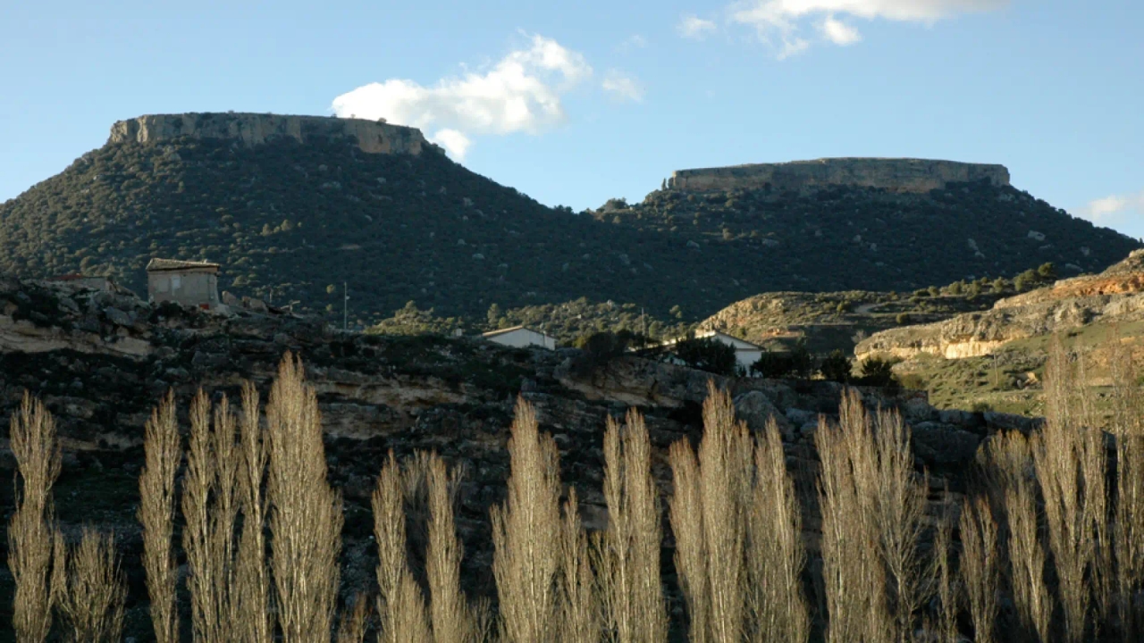Trillo'dan beş kilometre uzaklıktaki doğal bir bakış noktasına çıkan yürüyüş rotası Las Tetas de Viana
