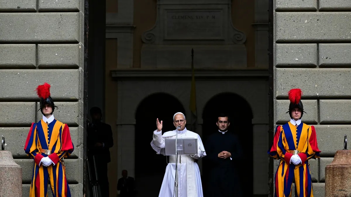 Papa XIV. Leo, Castel Gandolfo'dan ilk Angelus duasını ediyor