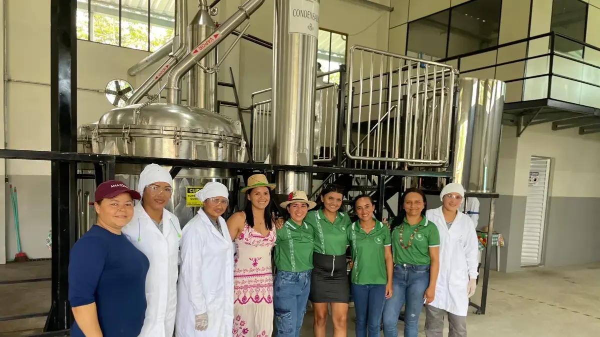 The women who lead the production of oils in the Amazon that give life to some of the best-selling perfumes in Latin America.