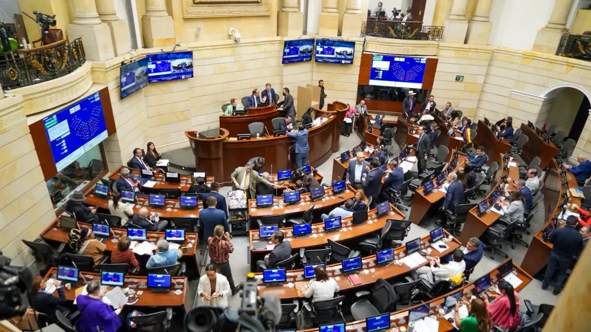 Die Plenarsitzung des Senats stimmte dem Vorschlag zu, das Kartell der Sonnen zu einer „transnationalen kriminellen und terroristischen Organisation“ zu erklären.