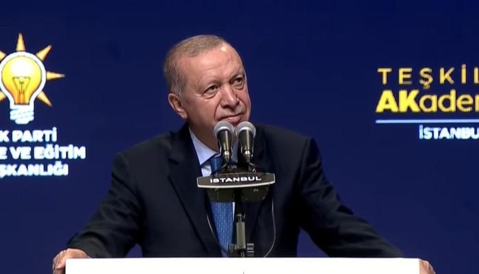 EILMELDUNG | Präsident Erdoğan gab seine Ankündigung vom Podium aus bekannt, die Kameras richteten sich auf Özlem Vural Gürzel