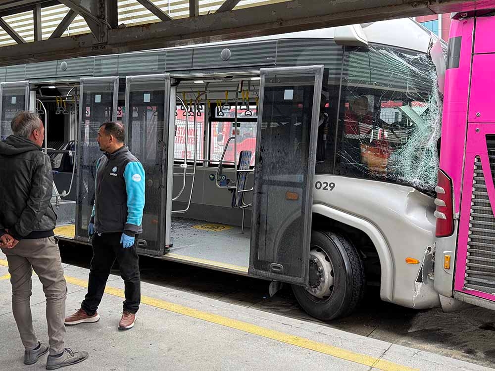Metrobus accident in Beylikdüzü: 1 person died, 20 people were injured