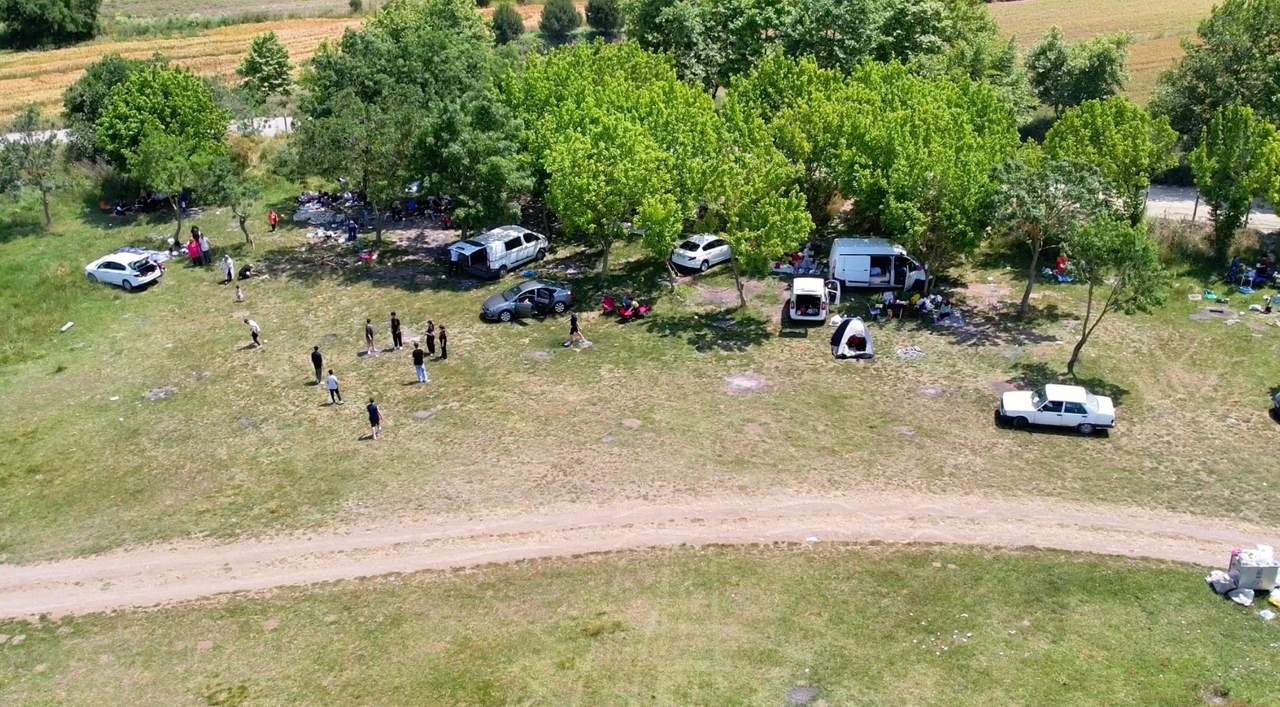 Толпа в зонах для пикников в Стамбуле, вид с воздуха