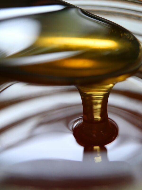 Woher der beliebte goldgelbe Brotaufstrich stammt, ist oft schwer zu sagen: Auf dem Glas stehen nur vage Bezeichnungen.