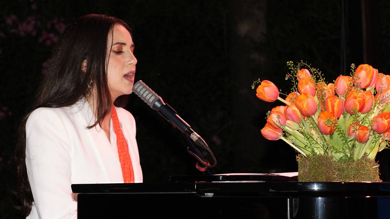 Şarkıcı Karsu'ya Kraliyet Nişanı verildi