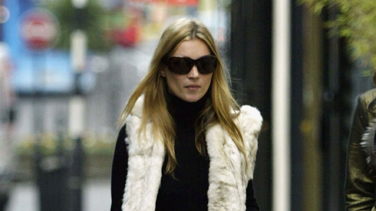 Graue Jeans liegen im Herbst 2025 im Trend – wenn man sie wie Kate Moss stylt