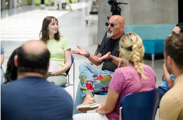 Nörodiverjanslı insanlar yeni şovlarında ünlülerle röportaj yapıyor