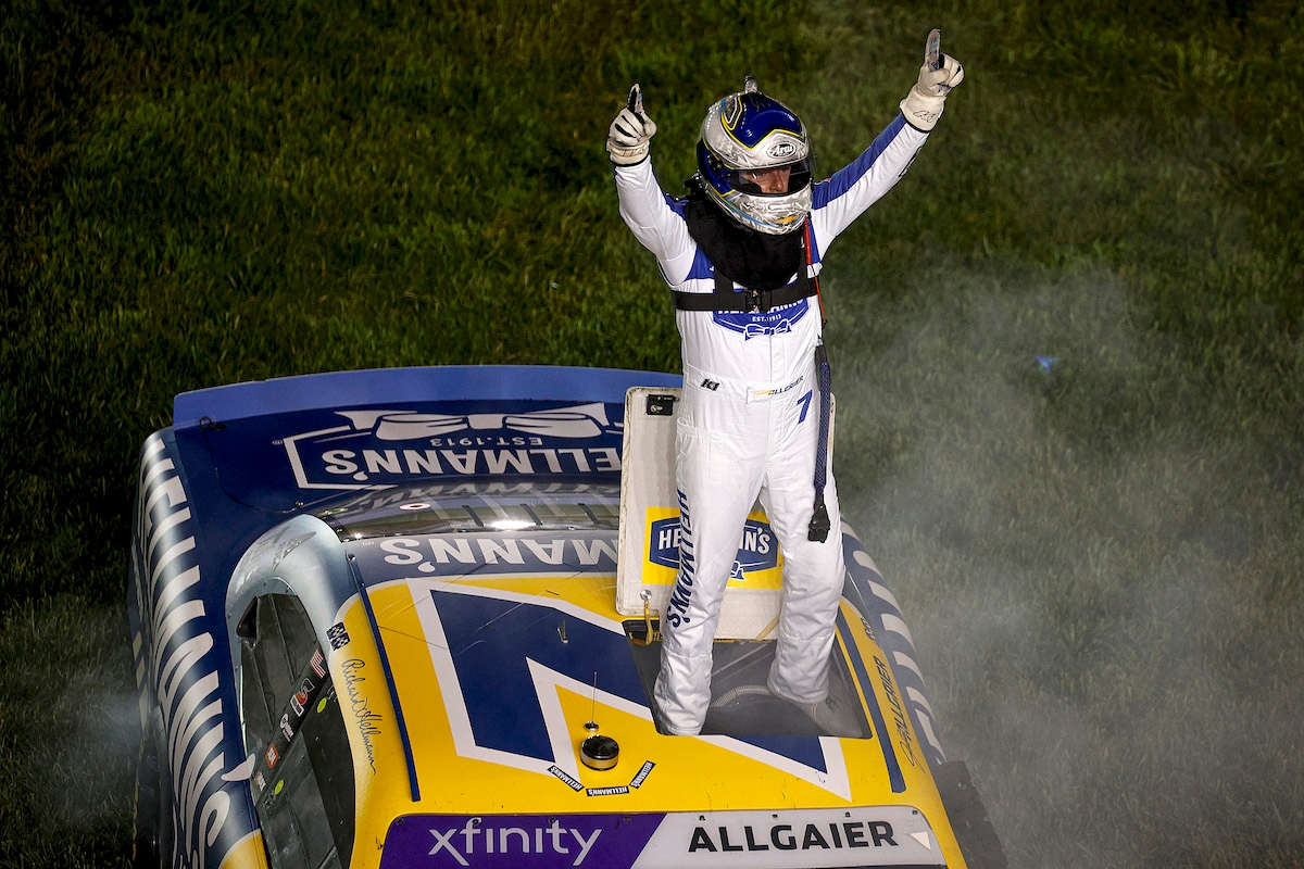 Allgaier toca la guitarra en Nashville Xfinity Score