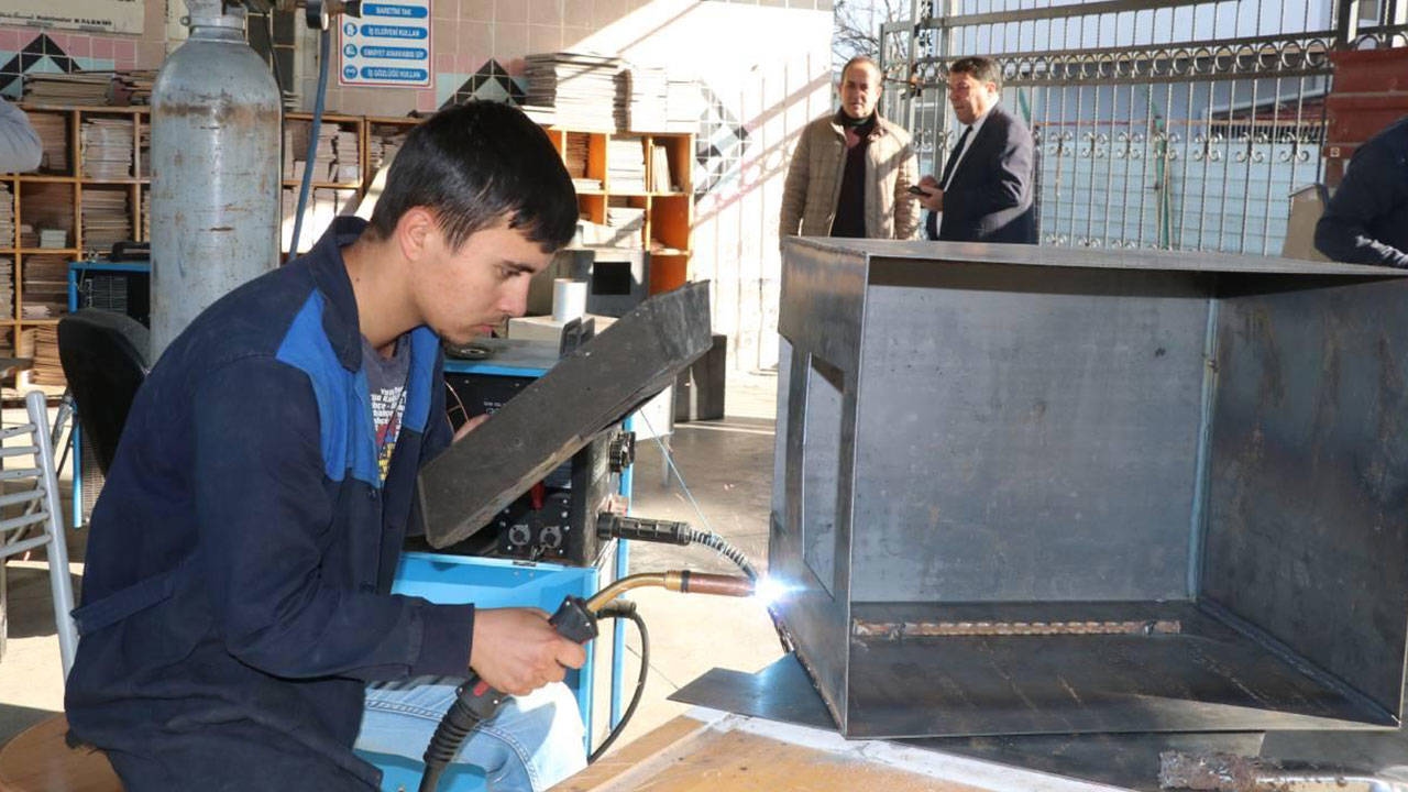 Четверо из десяти молодых работников не зарегистрированы