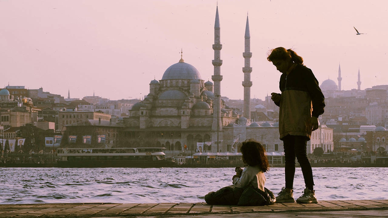 Десятки тысяч людей на улицах, в опасности