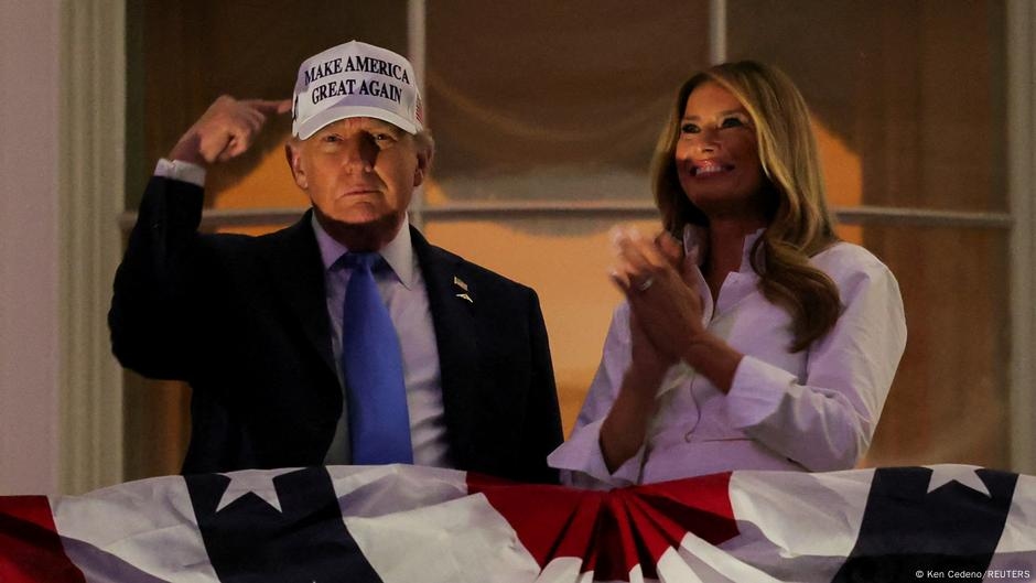 Pacto de noticias: Trump promulga una controvertida ley fiscal