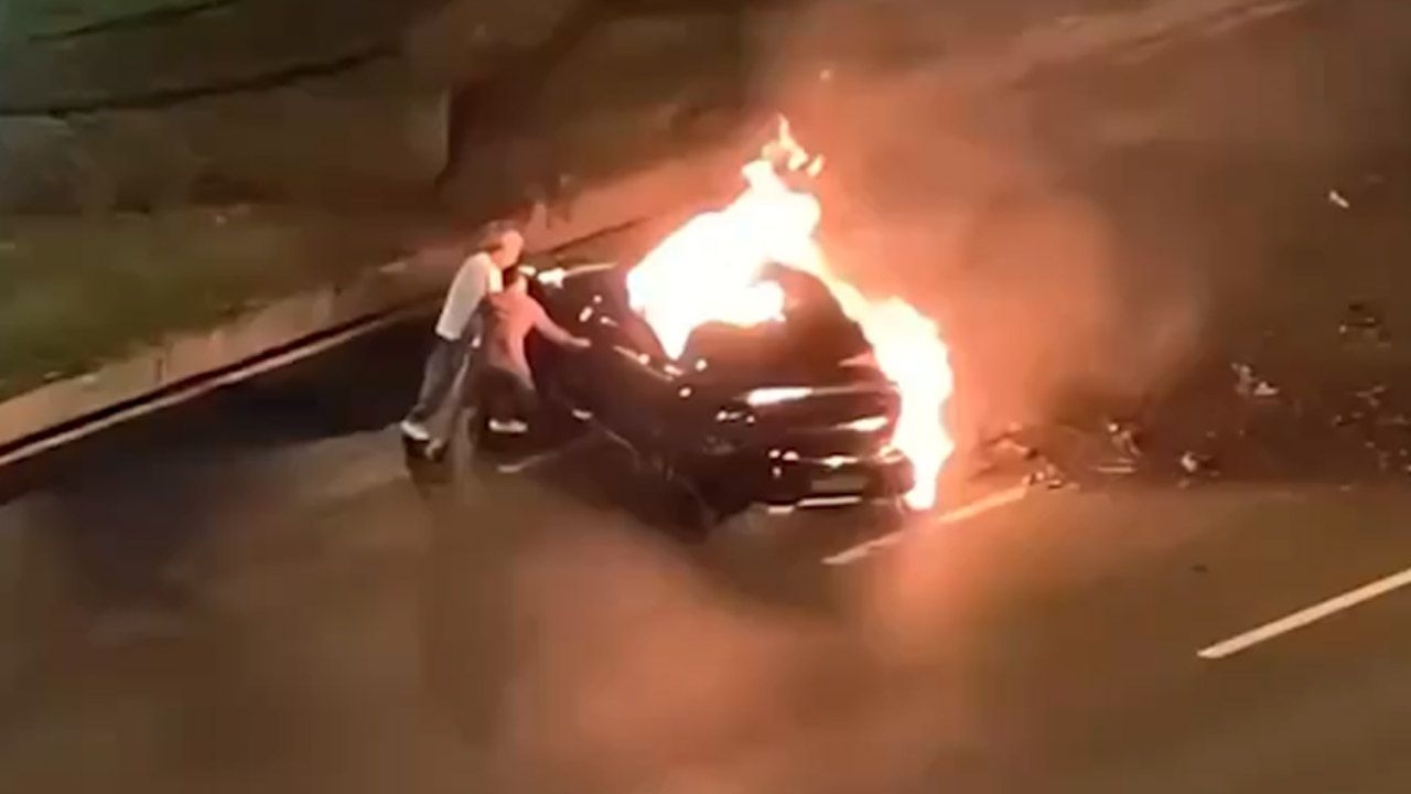 The doors of the burning electric vehicle were locked and the company's shares crashed!