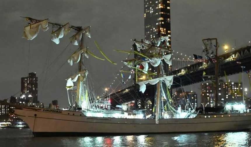 Terrible accident in the USA! Navy ship crashed into historic bridge