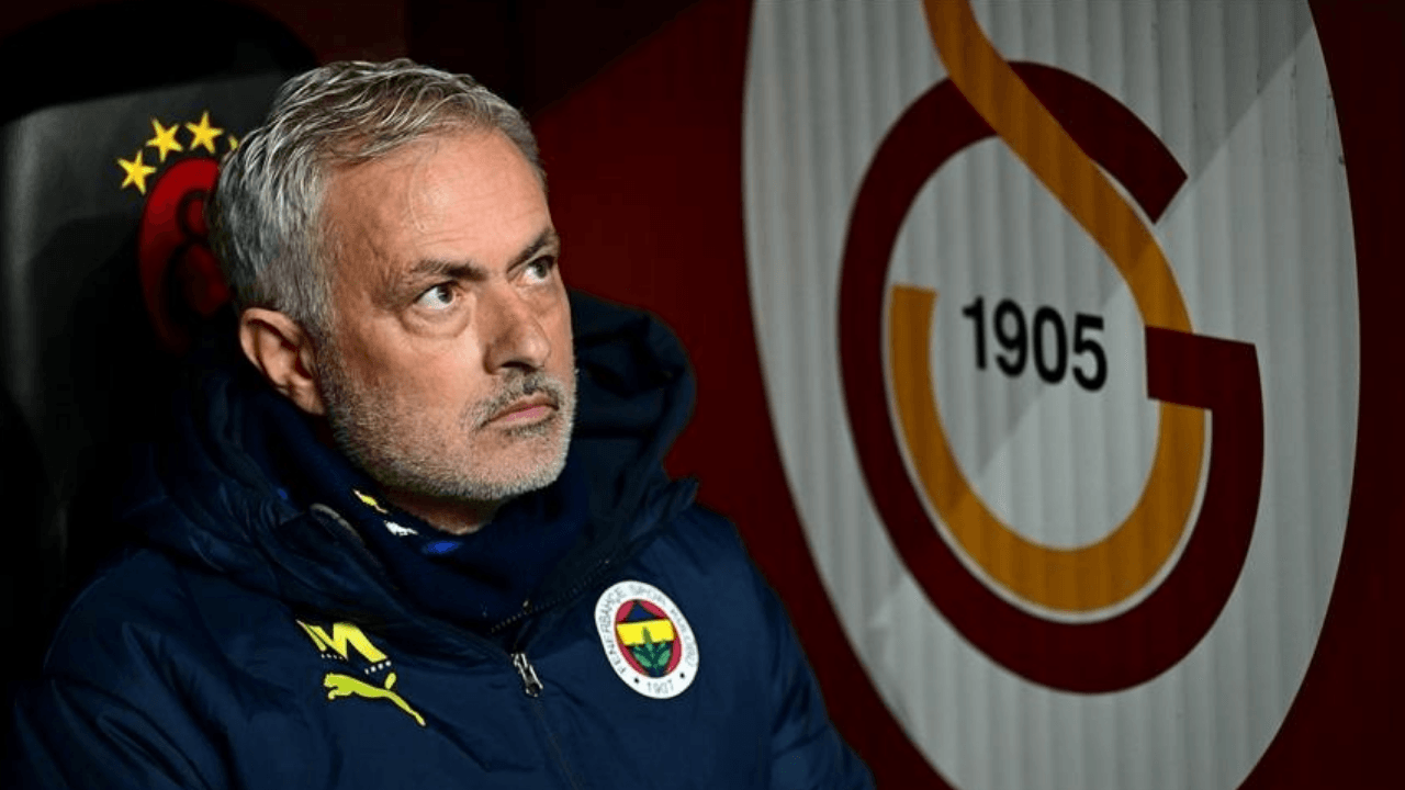 A tribute to Mourinho from Galatasaray stands!