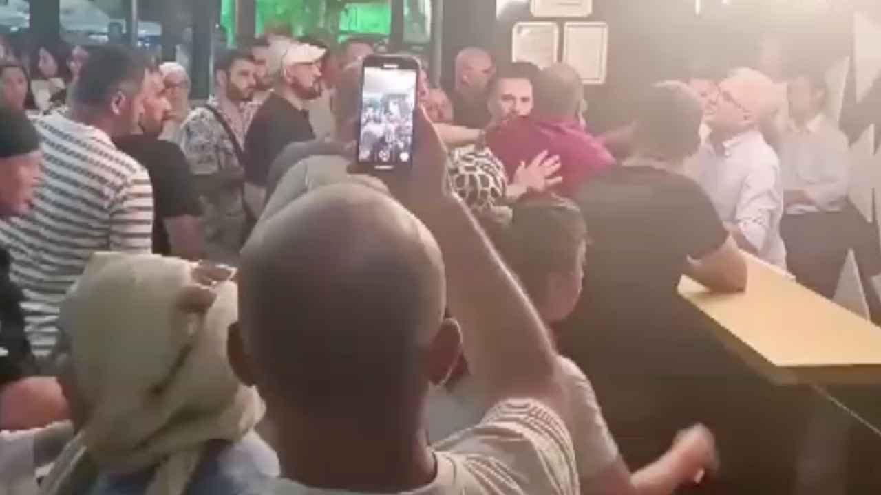Customers raided the reception at the hotel where the air conditioning was not working.
