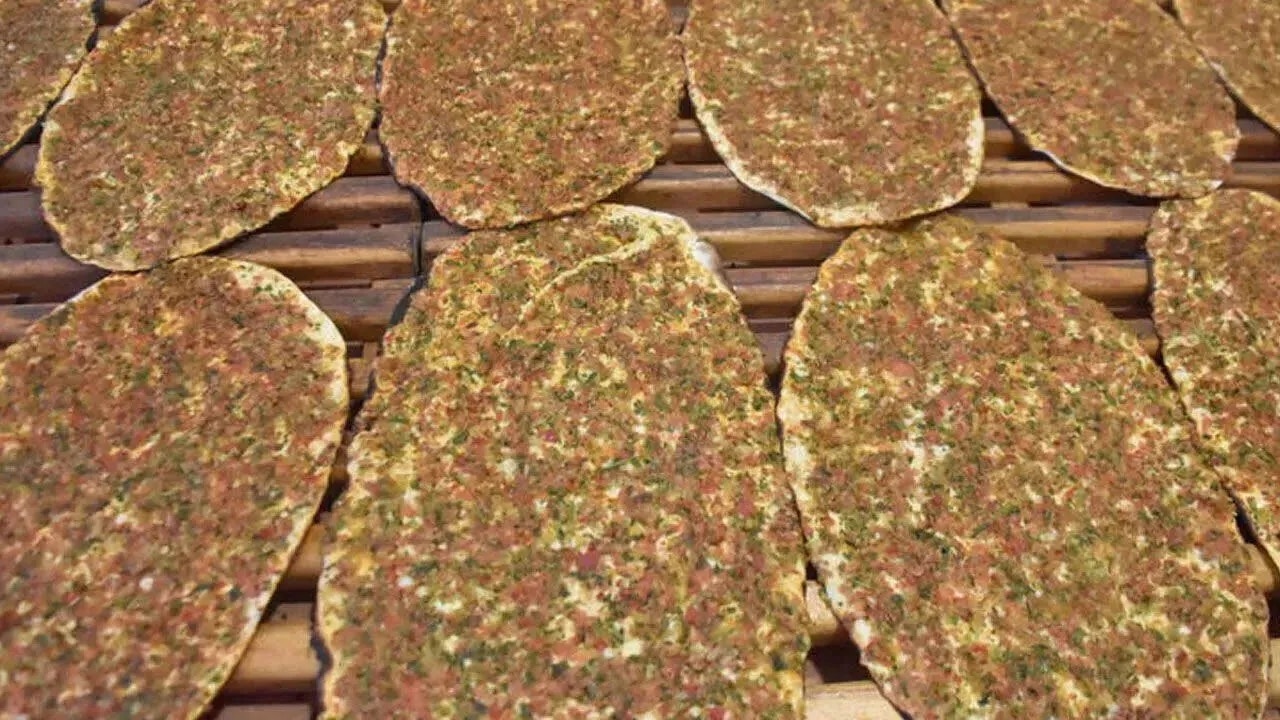 Beware of these two restaurants! The contents of the lahmacun are nauseating.