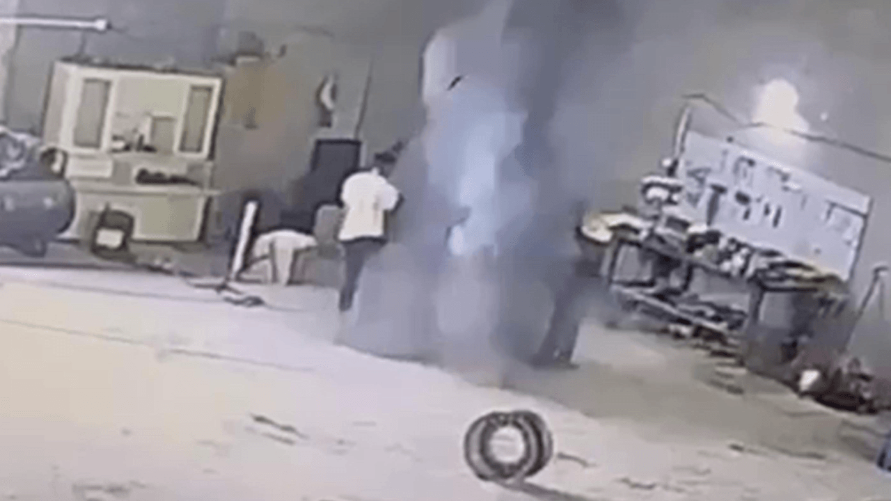 ¡Un neumático inflado reventó de repente! Una persona murió.