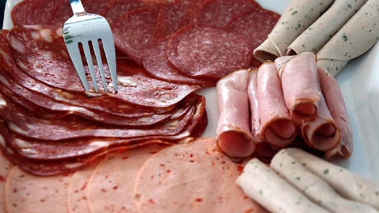 ¡Famosa marca de salami en shock! Se encontró carne de cerdo en su interior.