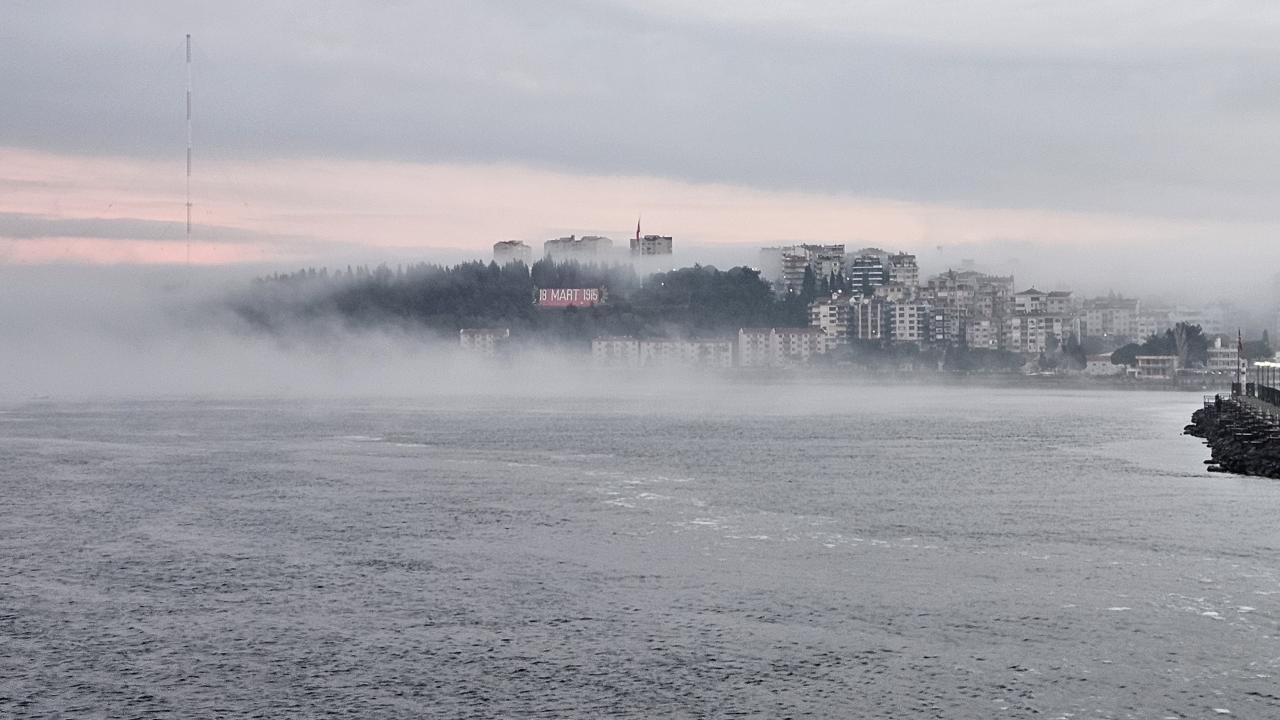 El estrecho de los Dardanelos está cerrado a los barcos en tránsito debido a la niebla.