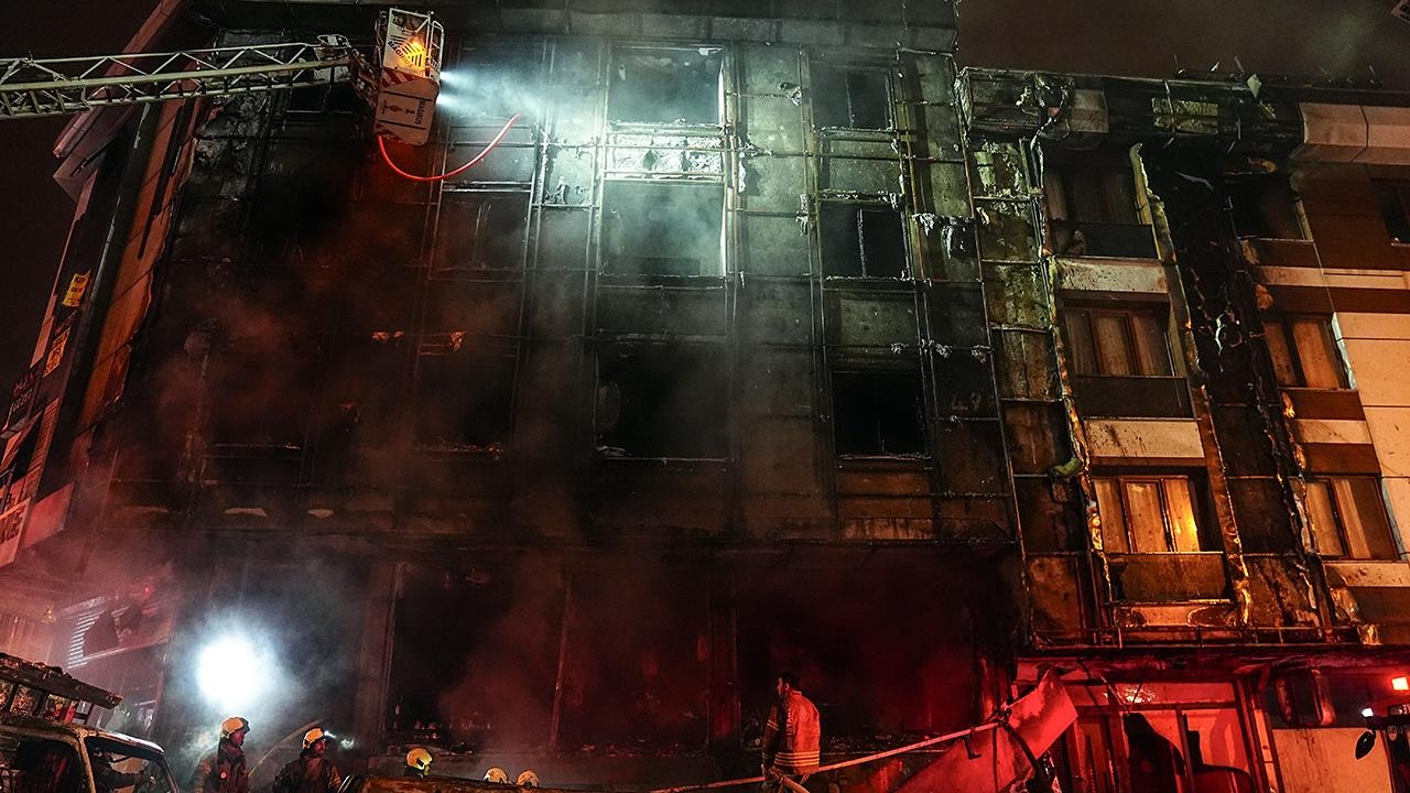 El incendio que se inició en el centro empresarial redujo a cenizas el edificio y los vehículos