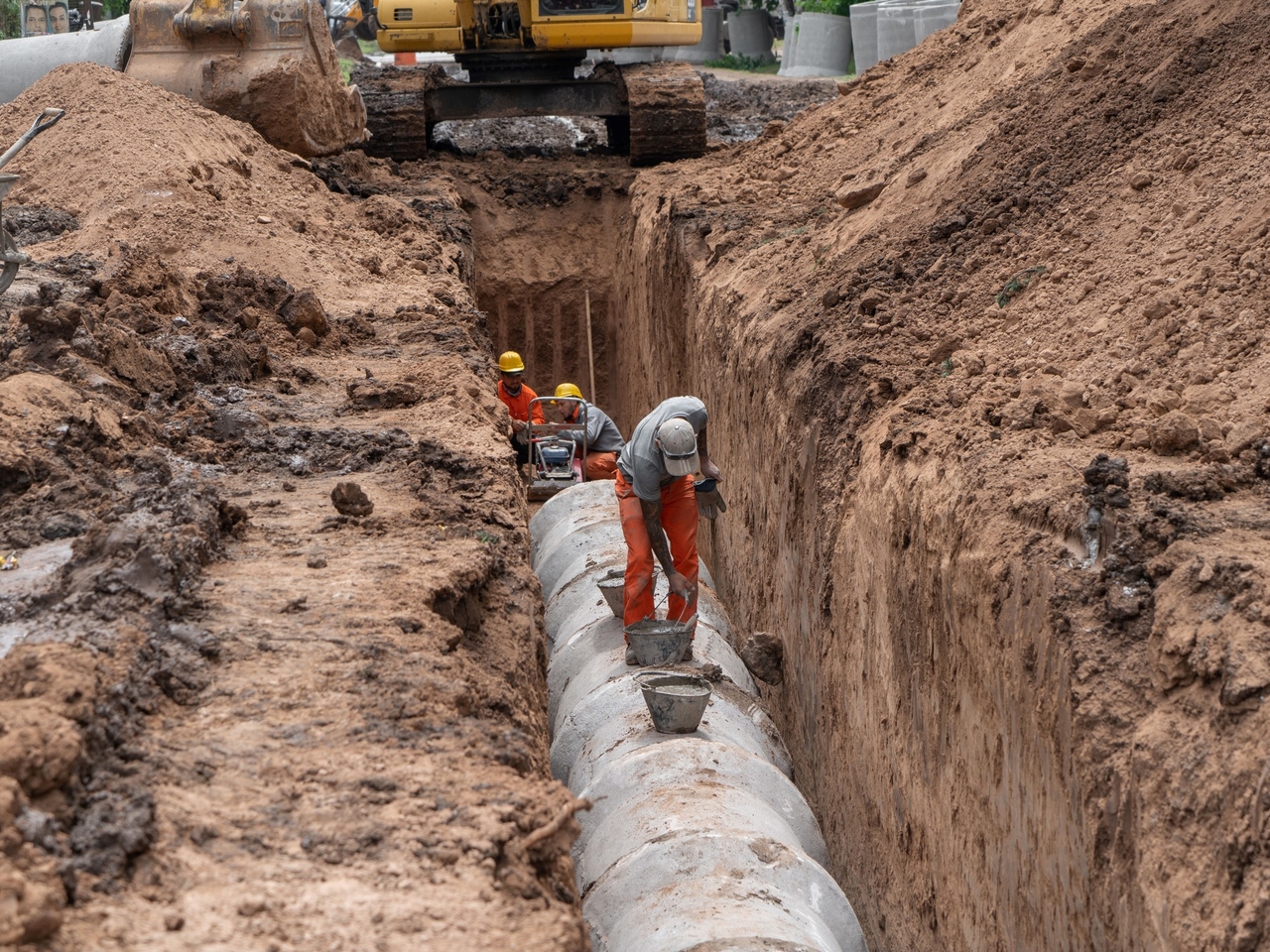 The construction companies barely collected 20% of the debts, but none of them filed a lawsuit against the State.