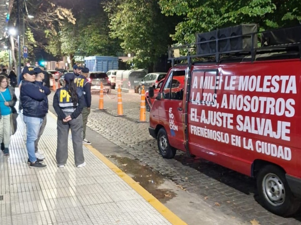 La Unidad Antiterrorista detuvo a ocho militantes radicales de Lula Levy por estar haciendo campaña cerca de un acto de Milei