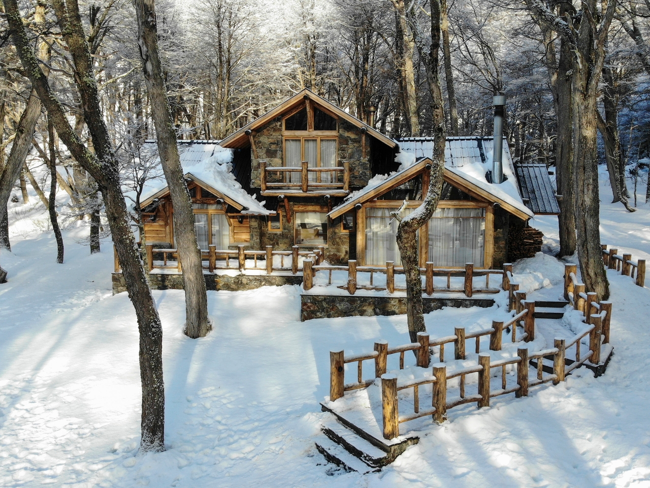Exclusivity, comfort, and the ability to ski out of the cabin: this is the Cerro Castor lodge.